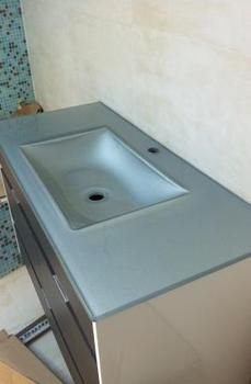 Detalle de lavabo de baño en gris