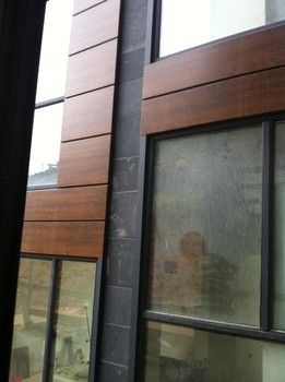 Detalle de fachada de piedra, vidrio y madera