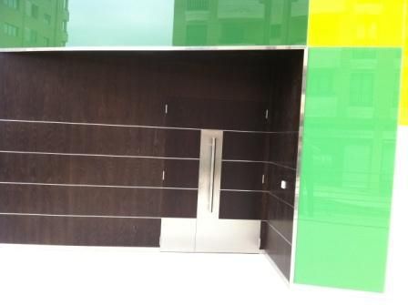 Exterior con azulejos verdes para oficina