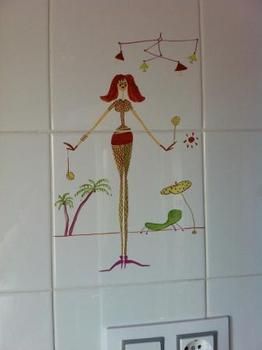 Detalle de azulejo de baño con dibujo