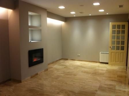 Salón con chimenea y suelo de azulejos