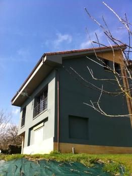 Vista de la fachada pintada del chalet