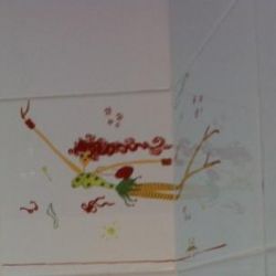 Detalle de azulejo de baño con dibujo