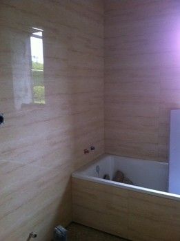 Baño y bañera de azulejos beige