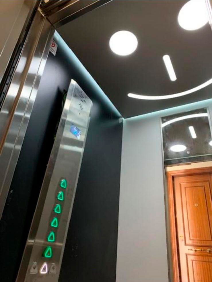 Acceso a ascensor de portal sin barreras arquitectónicas