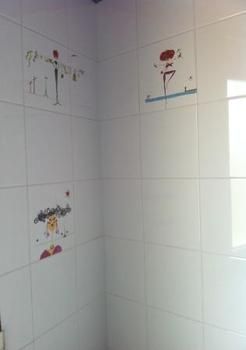 Detalle de azulejo de baño con dibujo