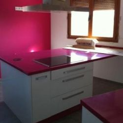 Cocina de muebles blancos con encimeras magenta