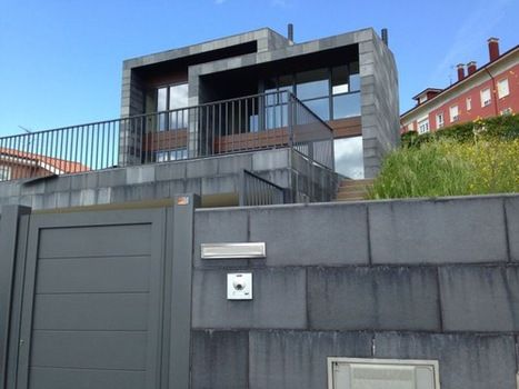 Chalet moderno de vidrio, azulejo y madera