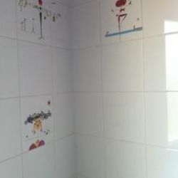 Detalle de azulejo de baño con dibujo