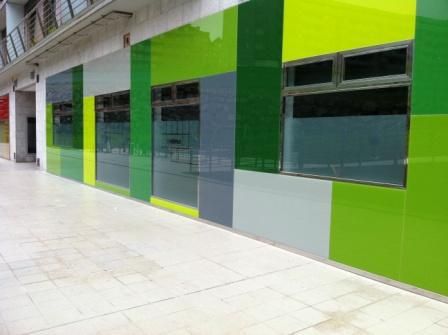 Exterior con azulejos verdes para oficina