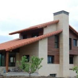 Chalet con tejado a dos aguas y chimenea