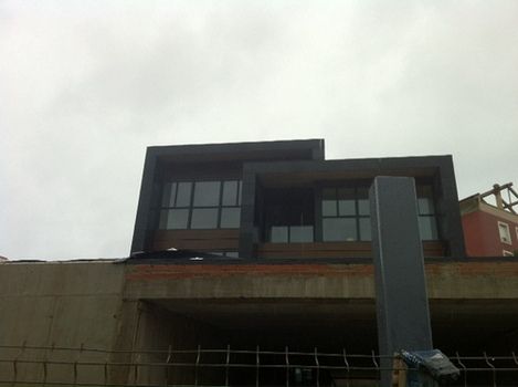 Chalet de dos alturas con acceso de escalera