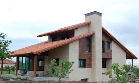 Chalet con tejado a dos aguas y chimenea