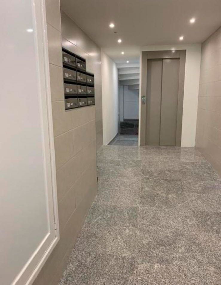 Vista de portal de ascensor y buzones sin barreras arquitectónicas