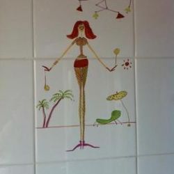 Detalle de azulejo de baño con dibujo