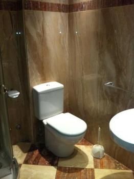 Baño con azulejos en paredes y suelos