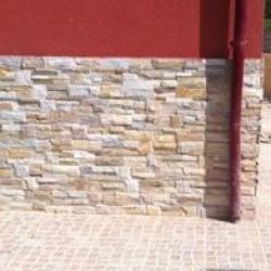 Detalle de fachada en piedra y cemento