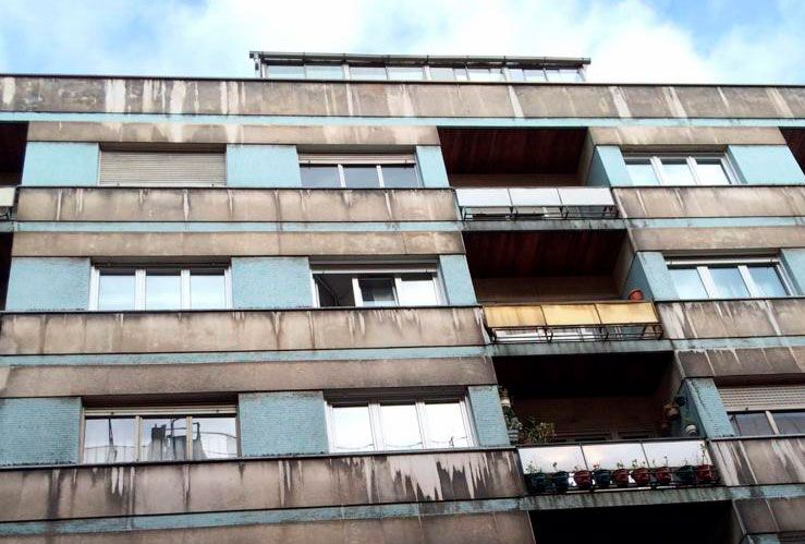 Fachada de bloque de pisos sucia