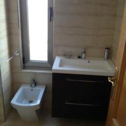 Baño con inodoro y lavamanos a juego