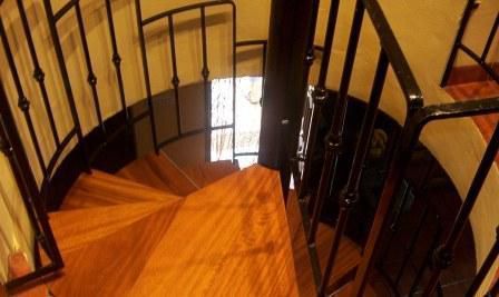 Escalera de caracol con barandilla