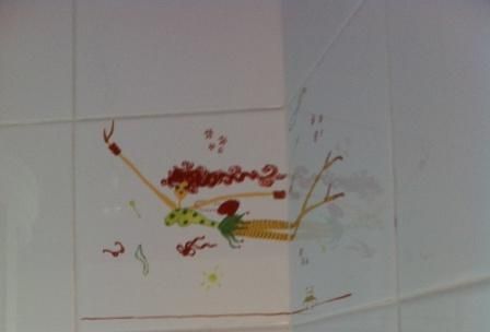 Detalle de azulejo de baño con dibujo