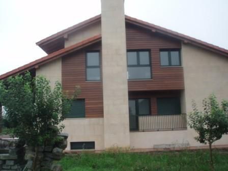 Chalet unifamiliar con acabados en madera