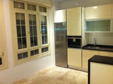 Interior de cocina con ventanal