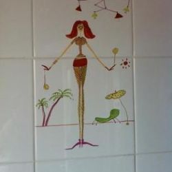 Detalle de azulejo de baño con dibujo