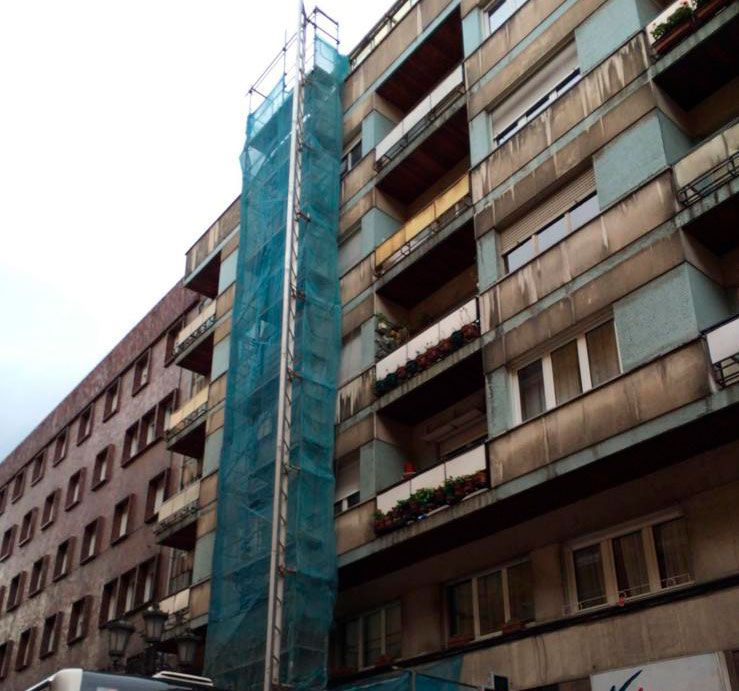 Proceso de limpieza de fachada con andamios