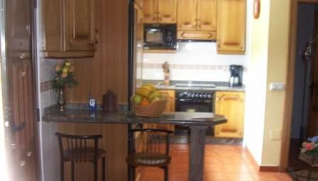 Interior de cocina con acabados en madera