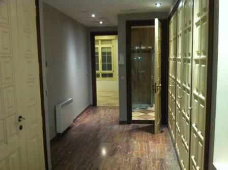 Pasillo con armario empotrado y baño al fondo