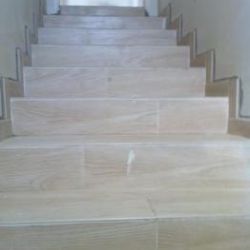 Acceso de escaleras de madera