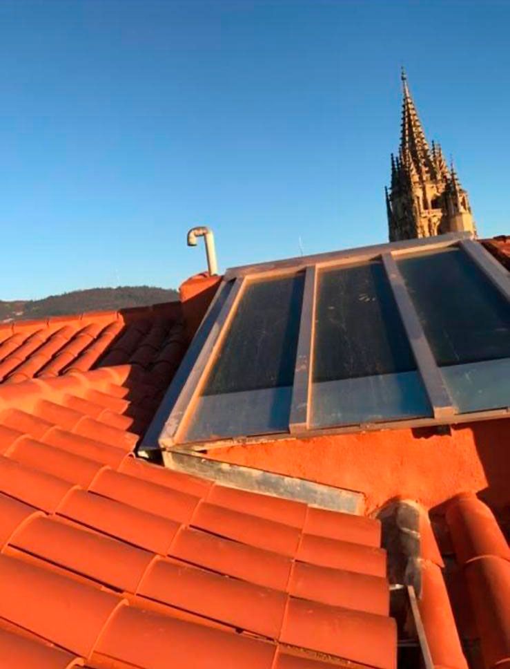 Cubierta de tejado con catedral al fondo