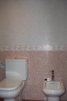 Baño de azulejos con inodoro y bidet
