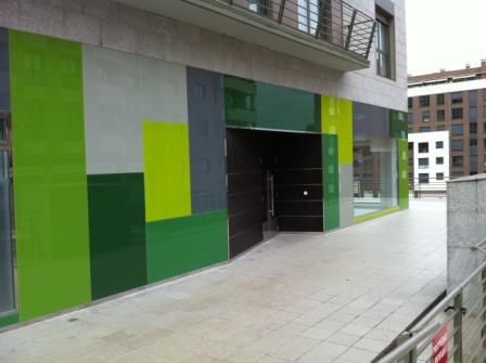 Exterior con azulejos verdes para oficina