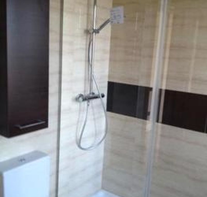 Ducha con mampara de vidrio