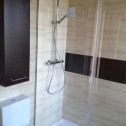 Ducha con mampara de vidrio