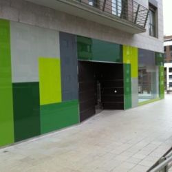 Exterior con azulejos verdes para oficina