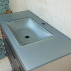 Detalle de lavabo de baño en gris