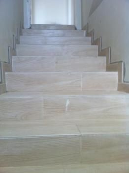 Acceso de escaleras de madera
