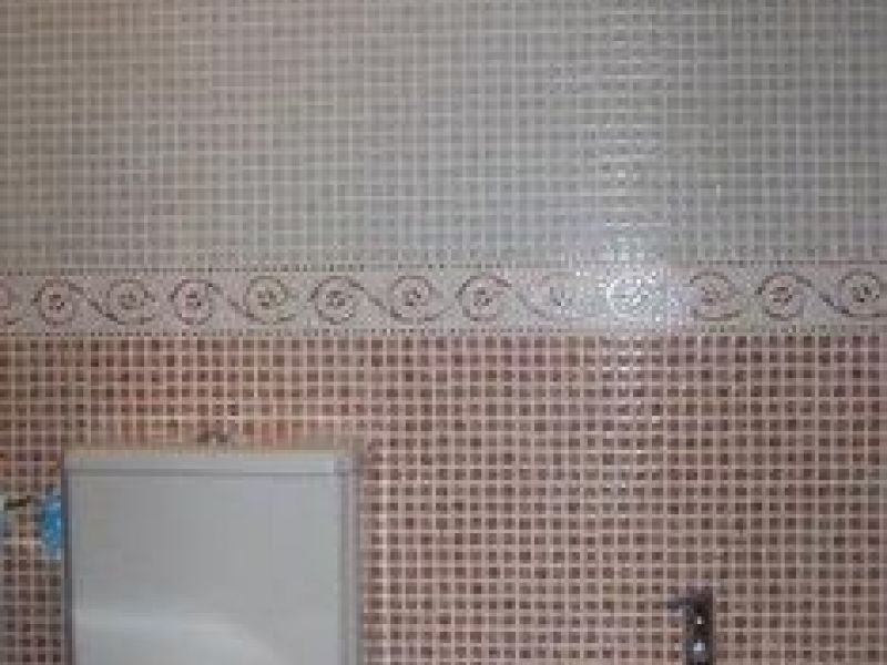 Baño de azulejos con inodoro y bidet