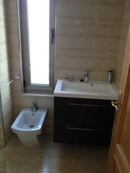 Baño con inodoro y lavamanos a juego