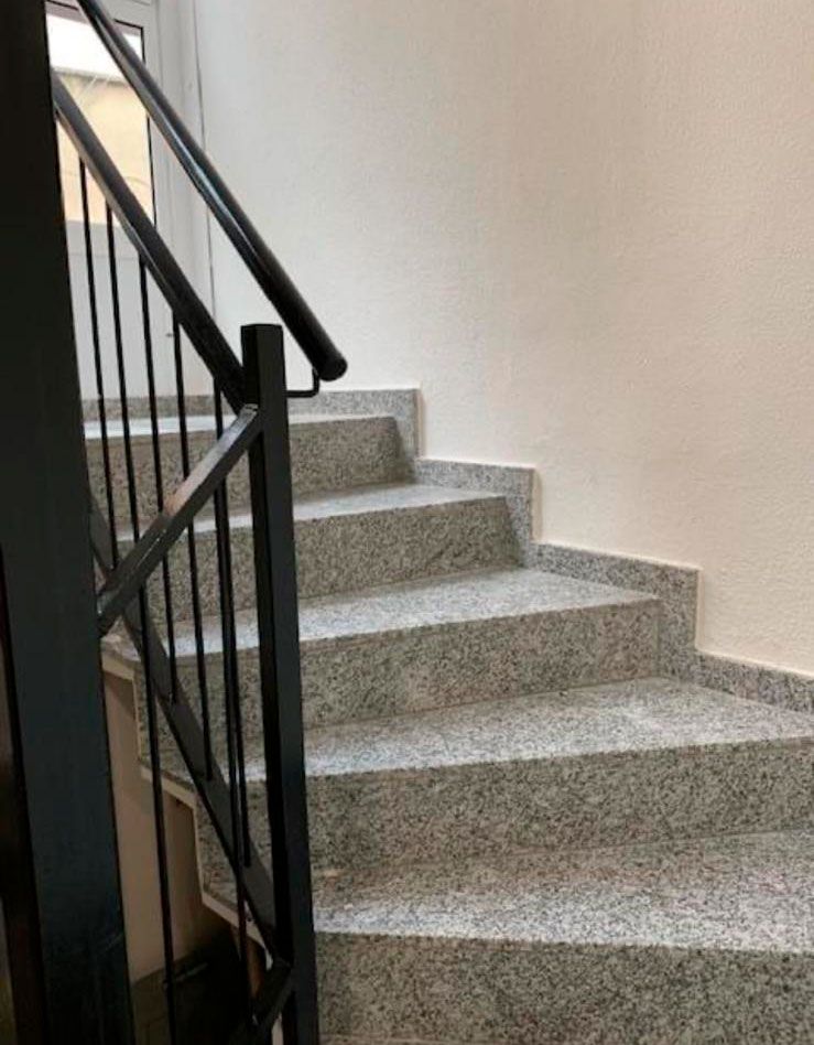 Acceso a escaleras de portal sin barreras arq