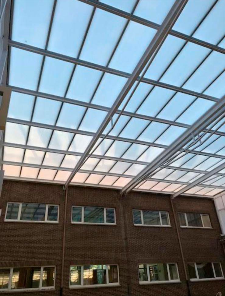 Cubierta de vidrio y metal para colegio