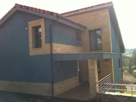 Chalet con detalles en verde y madera