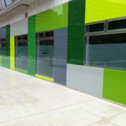 Exterior con azulejos verdes para oficina