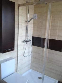 Ducha con mampara de vidrio