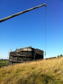 Vivienda en construcción con grúa