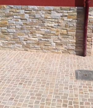 Detalle del empedrado de fachada de vivienda