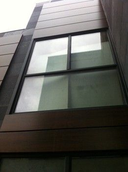 Ventanal de vidrio y madera